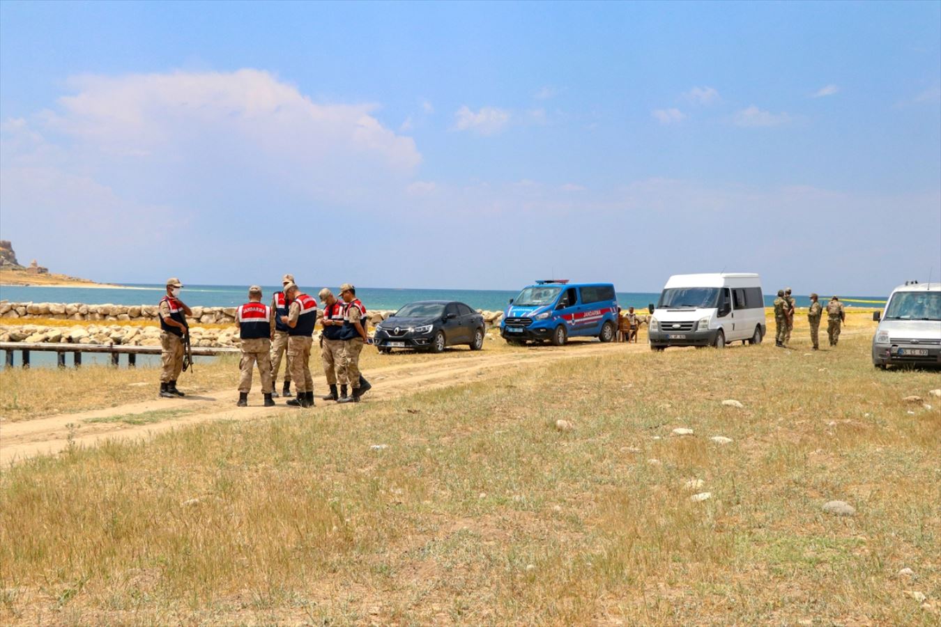 Van Gölü'nde bir teknenin kaybolduğu ihbarı üzerine başlatılan arama çalışması sürüyor