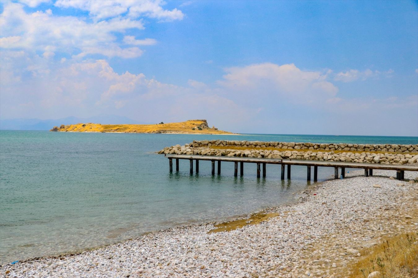 Van Gölü'nde bir teknenin kaybolduğu ihbarı üzerine başlatılan arama çalışması sürüyor