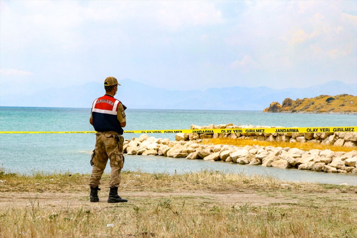 Van Gölü'nde bir teknenin kaybolduğu ihbarı üzerine başlatılan arama çalışması sürüyor