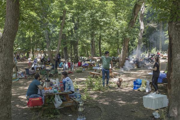 Belgrad Ormanı tıklım tıklım doldu... Uzun araç kuyrukları oluştu