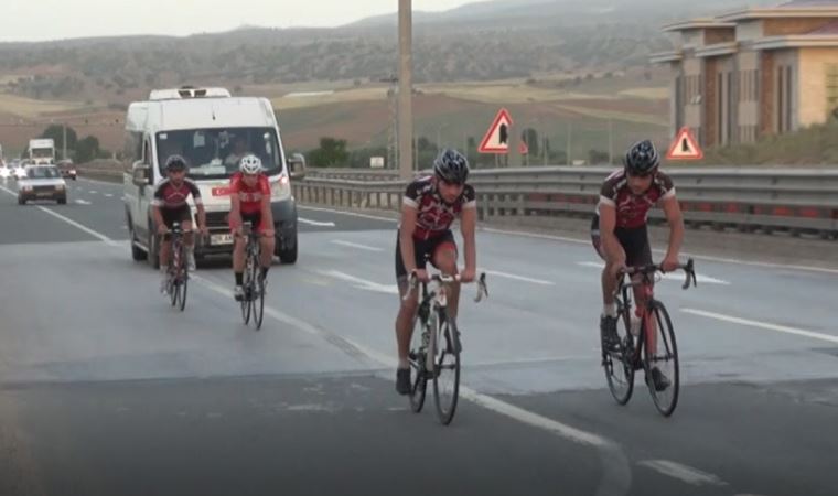 Harçlıklarıyla Giresun'dan Ankara'ya pedal bastılar