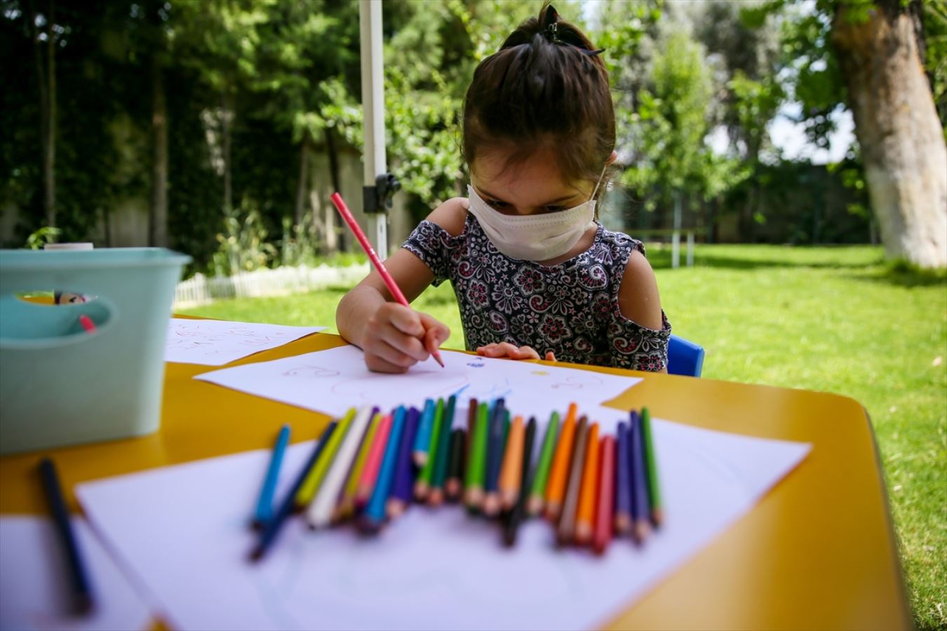 Kreşe giden minikler için özel tasarımlı maskeler üretiliyor