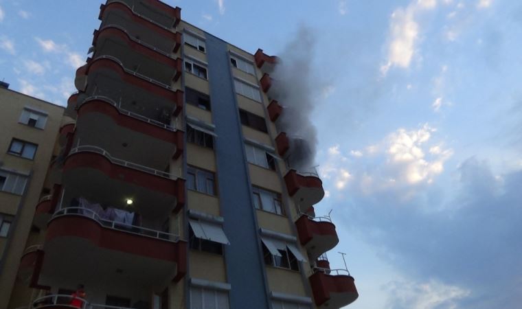 Sinir krizi geçiren kadın, kocasının eşyalarını balkonda yakmaya kalktı