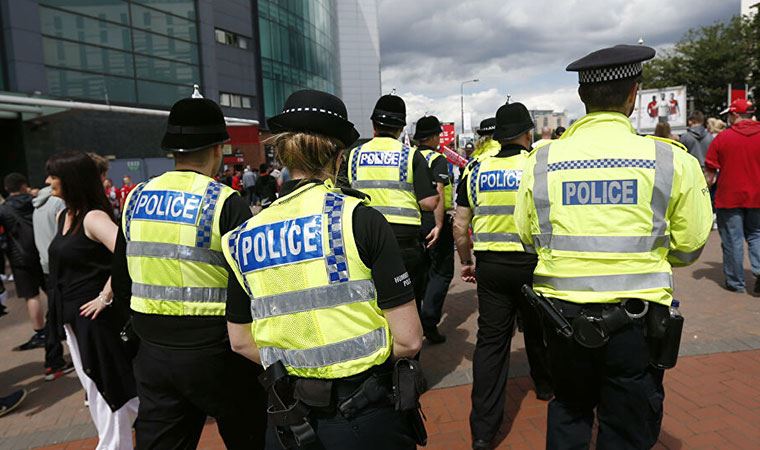 Londra’da vatandaşın boynuna diziyle bastıran polis görevden uzaklaştırıldı