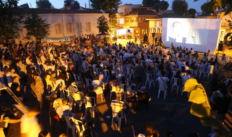 Büyükada'da açık hava sinema keyfi sürüyor