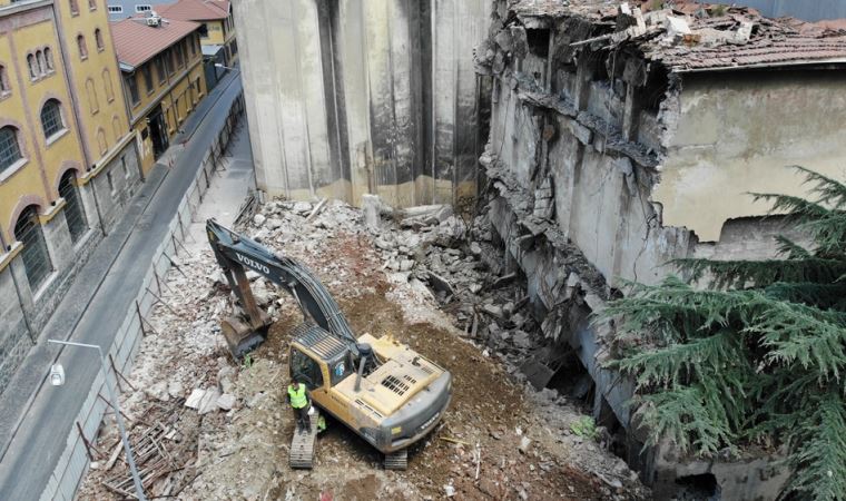 Tarihi Bomonti Bira Fabrikası’nın yıkımına başlandı