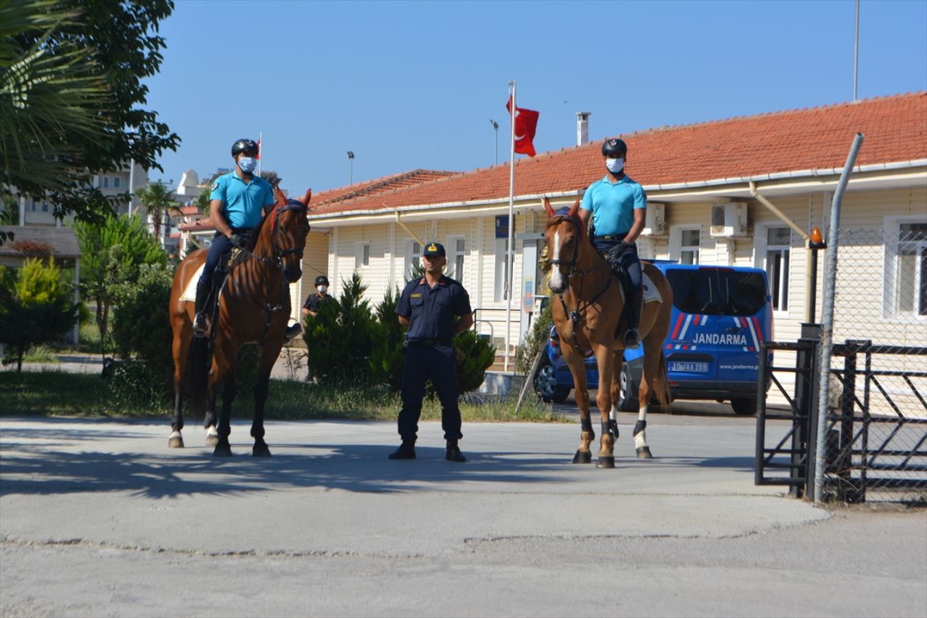 Sarımsaklı Plajları'nın güvenliği atlı jandarma timlerine emanet