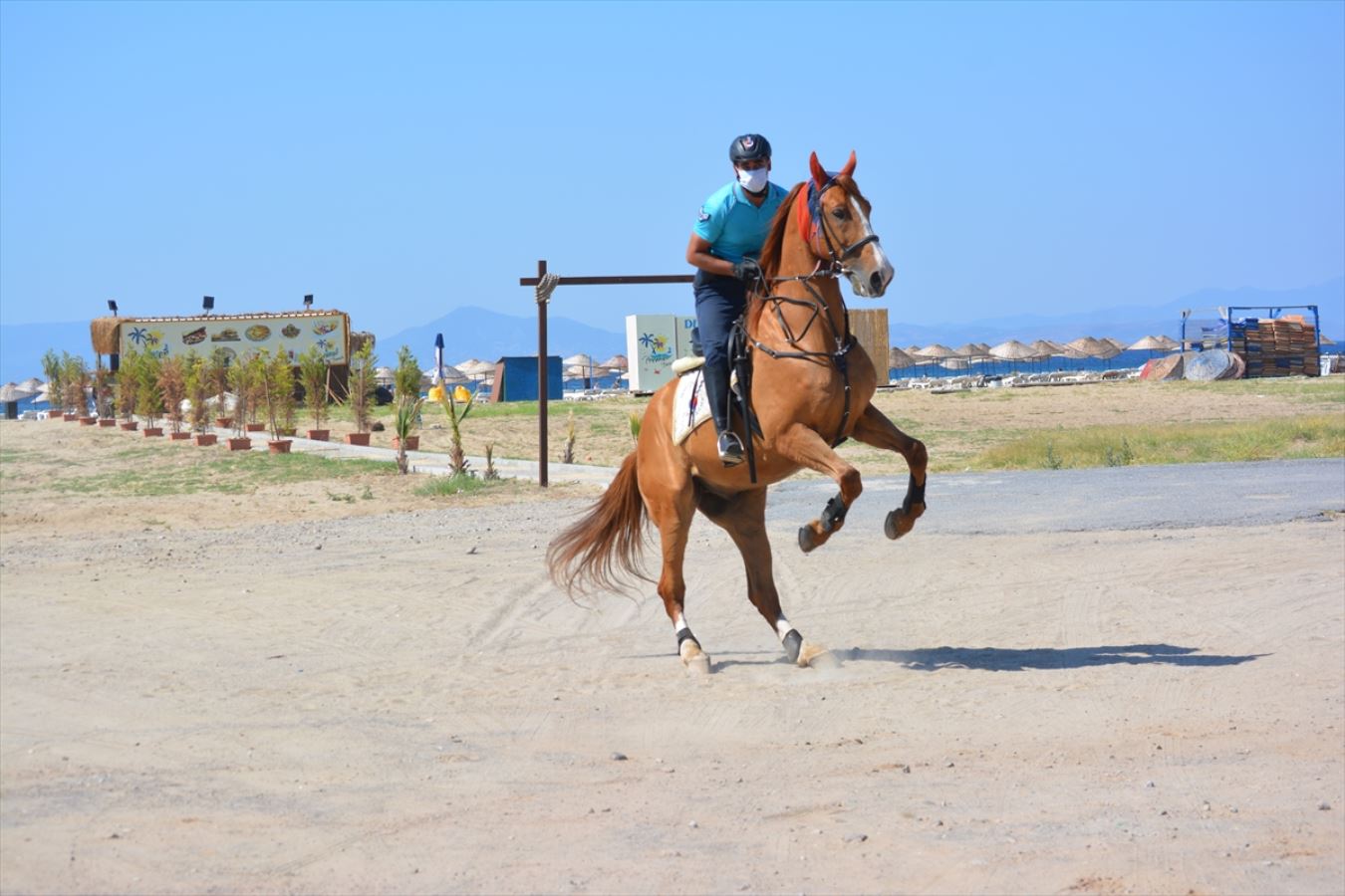 Sarımsaklı Plajları'nın güvenliği atlı jandarma timlerine emanet