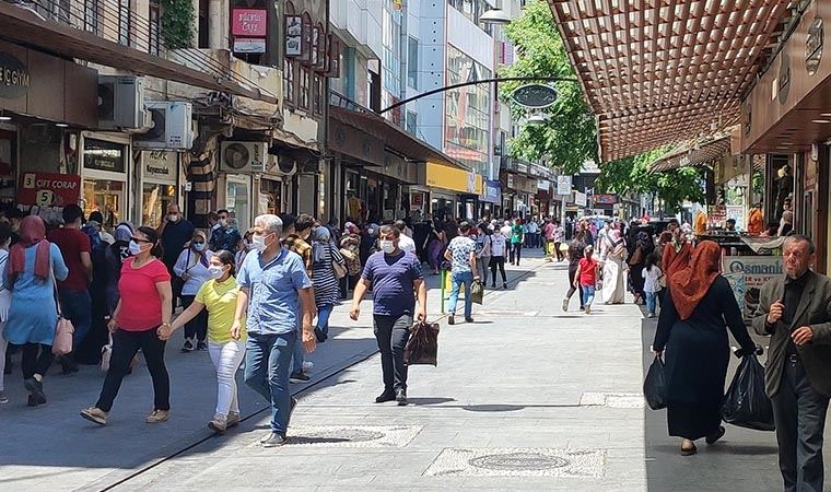 Bakan Koca'nın vakaların arttığını söylediği Gaziantep'te sosyal mesafeye uyulmuyor