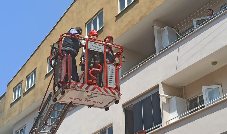 Yer Bursa: Matkap patladı, balkonda mahsur kalanları itfaiye kurtardı