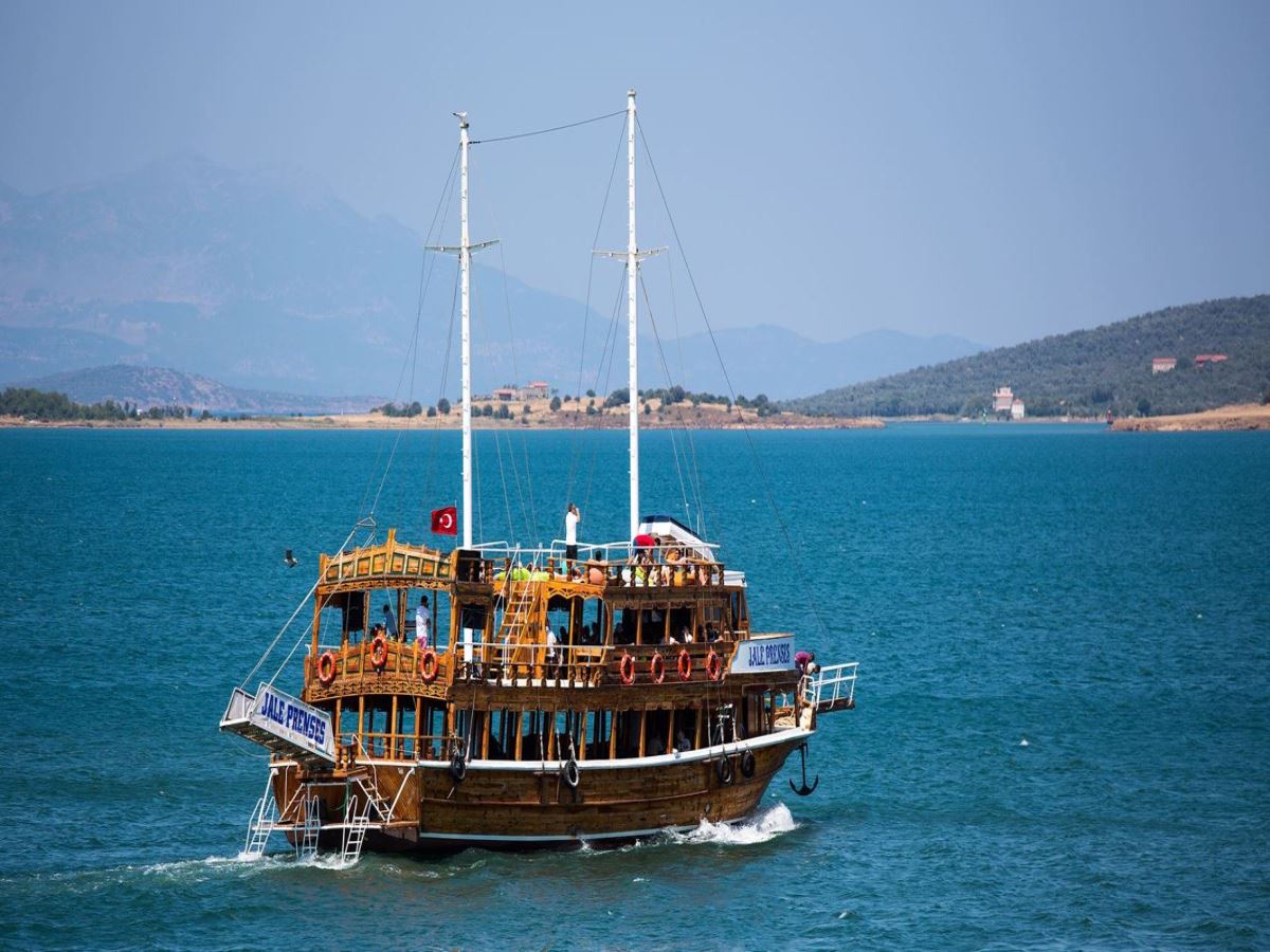 Pandemi nedeniyle Yunan adalarına kapıların kapanmasının ardından gözler Ayvalık’a çevrildi