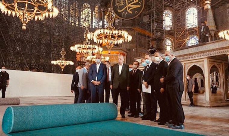 Rengine ve yününe Erdoğan'ın karar verdiği halılar Ayasofya'ya döşeniyor