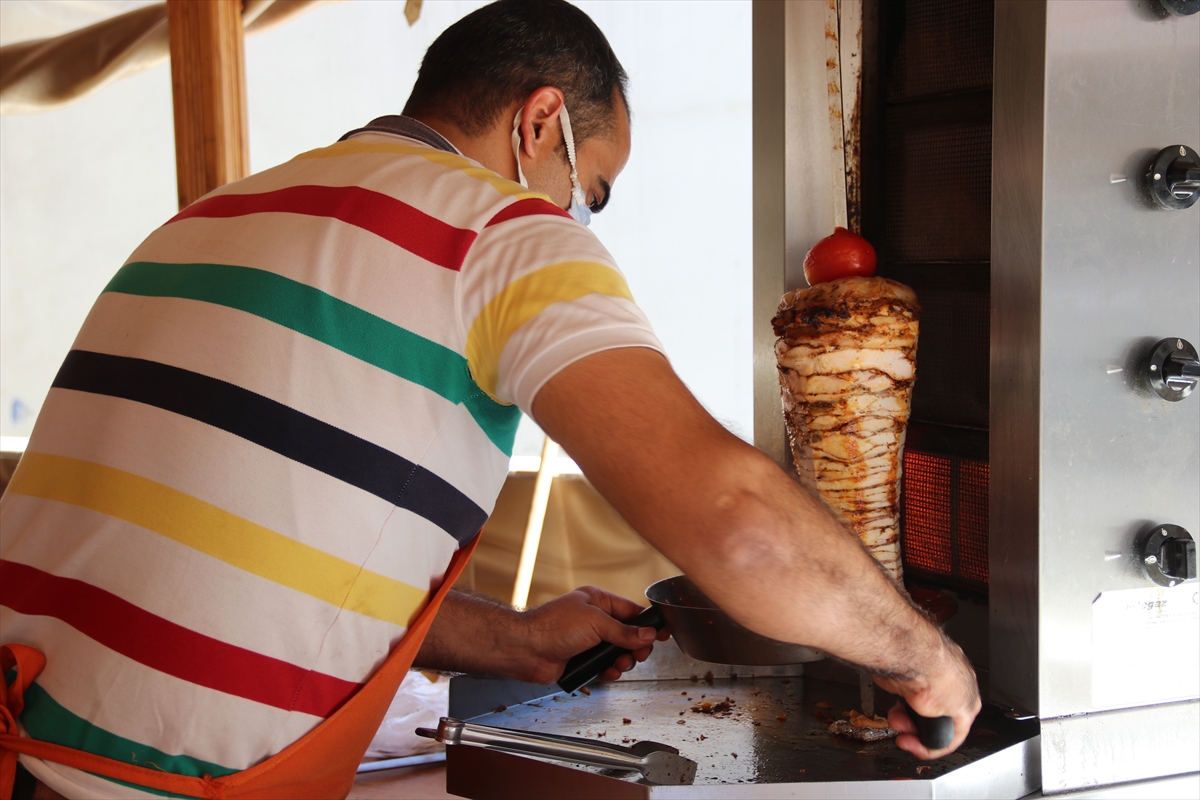 Şanlıurfa'da kavurucu sıcakta ekmek mücadelesi veriyorlar