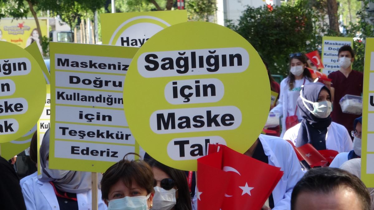 İzmit’te, sağlık çalışanları, maske ve sosyal mesafeye dikkat çekmek için yürüdü