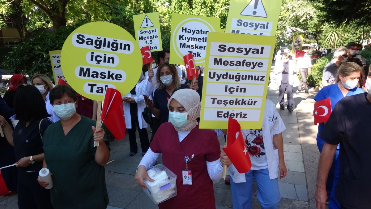 İzmit’te, sağlık çalışanları, maske ve sosyal mesafeye dikkat çekmek için yürüdü