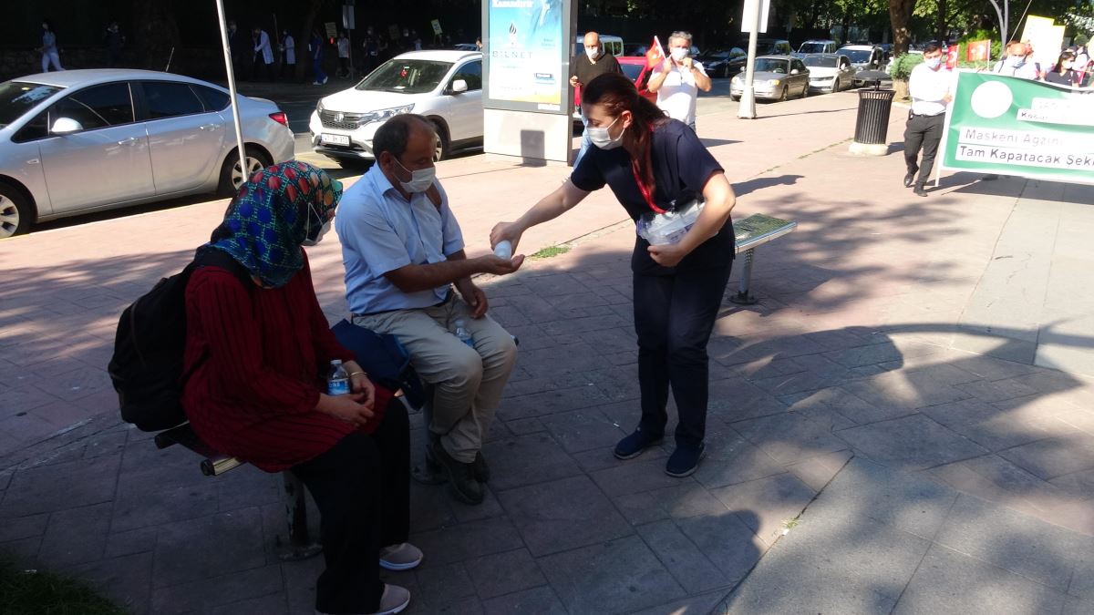 İzmit’te, sağlık çalışanları, maske ve sosyal mesafeye dikkat çekmek için yürüdü