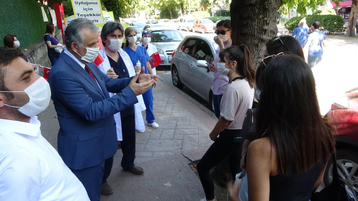 İzmit’te, sağlık çalışanları, maske ve sosyal mesafeye dikkat çekmek için yürüdü