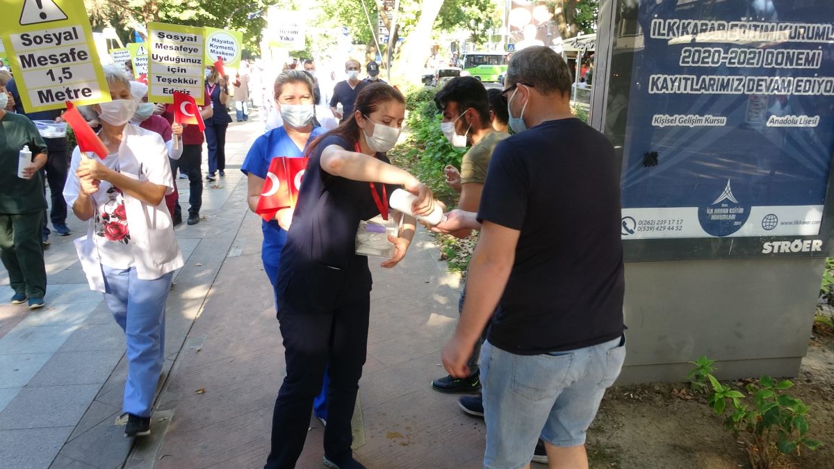 İzmit’te, sağlık çalışanları, maske ve sosyal mesafeye dikkat çekmek için yürüdü