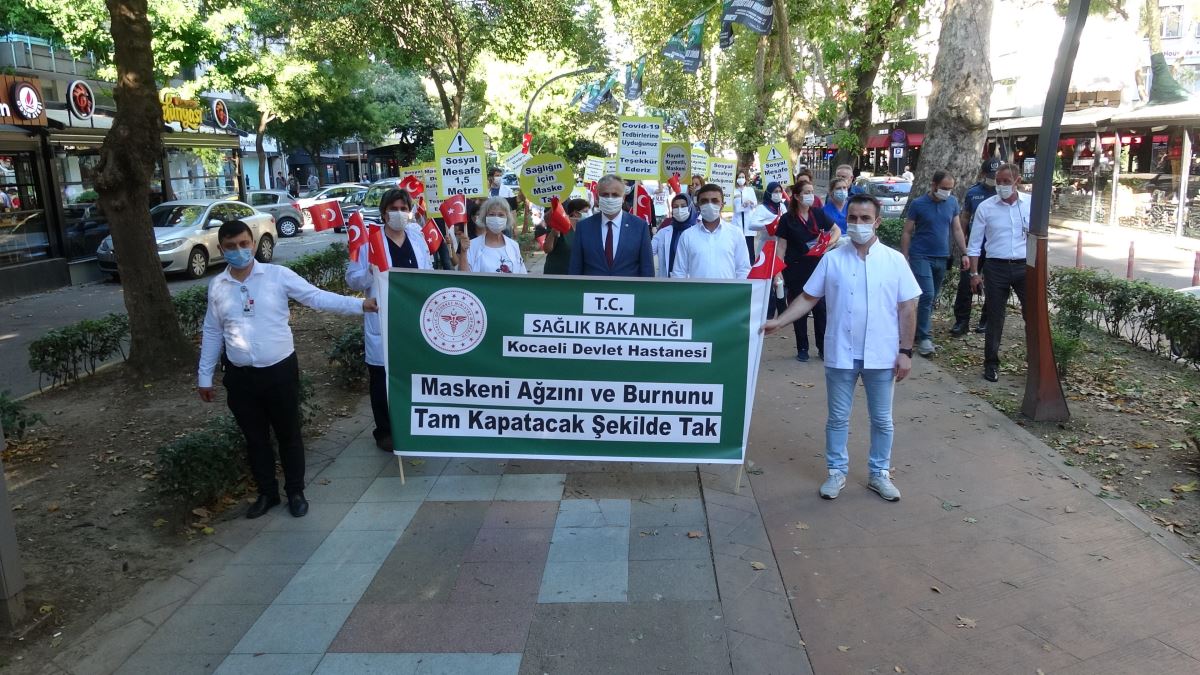 İzmit’te, sağlık çalışanları, maske ve sosyal mesafeye dikkat çekmek için yürüdü