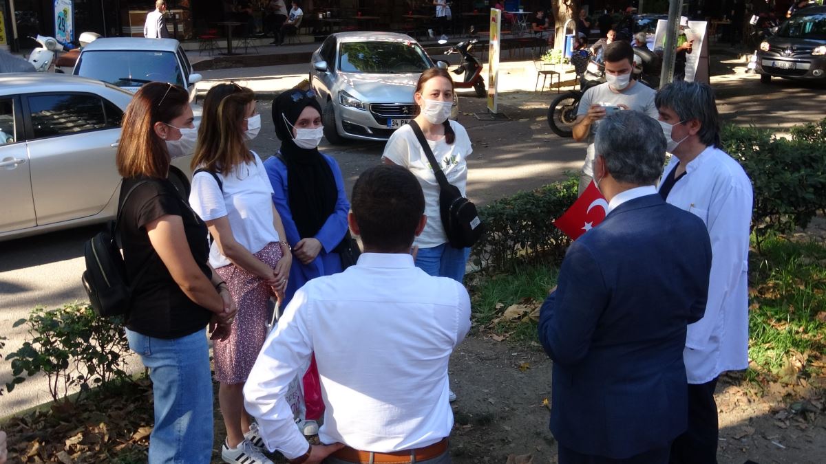 İzmit’te, sağlık çalışanları, maske ve sosyal mesafeye dikkat çekmek için yürüdü