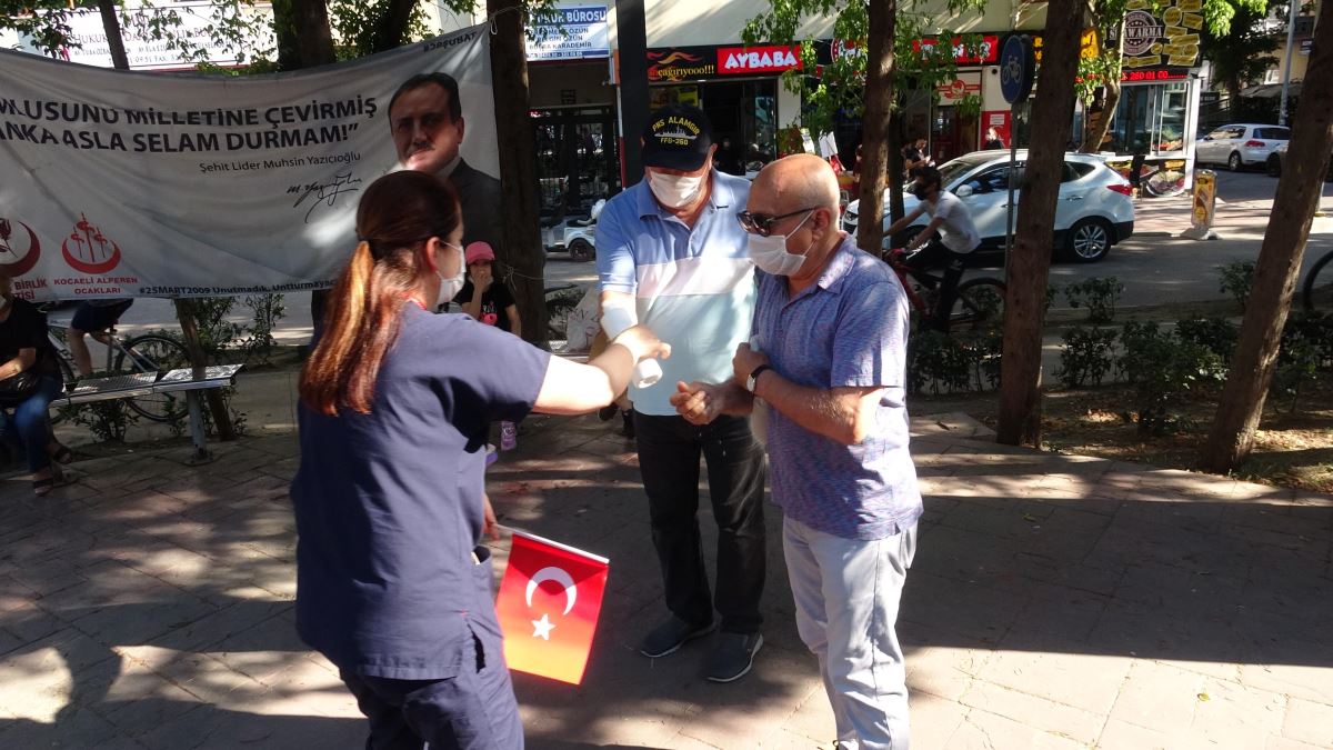 İzmit’te, sağlık çalışanları, maske ve sosyal mesafeye dikkat çekmek için yürüdü