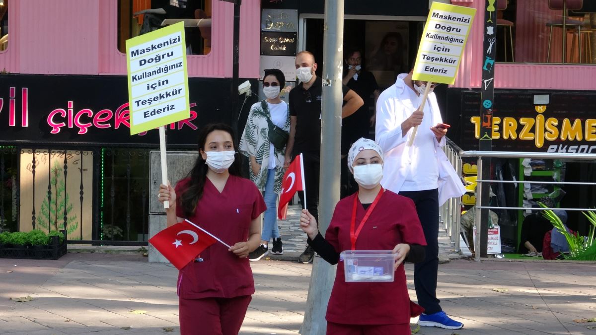 İzmit’te, sağlık çalışanları, maske ve sosyal mesafeye dikkat çekmek için yürüdü