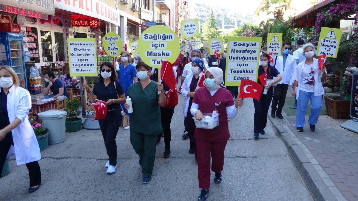 İzmit’te, sağlık çalışanları, maske ve sosyal mesafeye dikkat çekmek için yürüdü