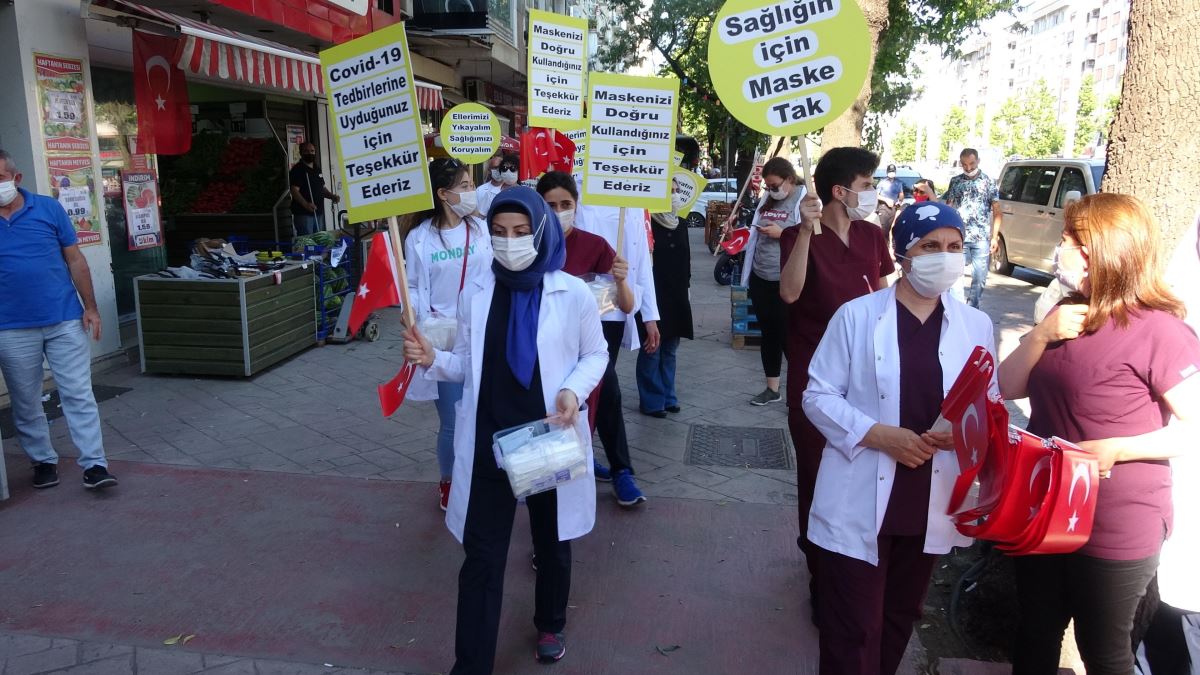 İzmit’te, sağlık çalışanları, maske ve sosyal mesafeye dikkat çekmek için yürüdü