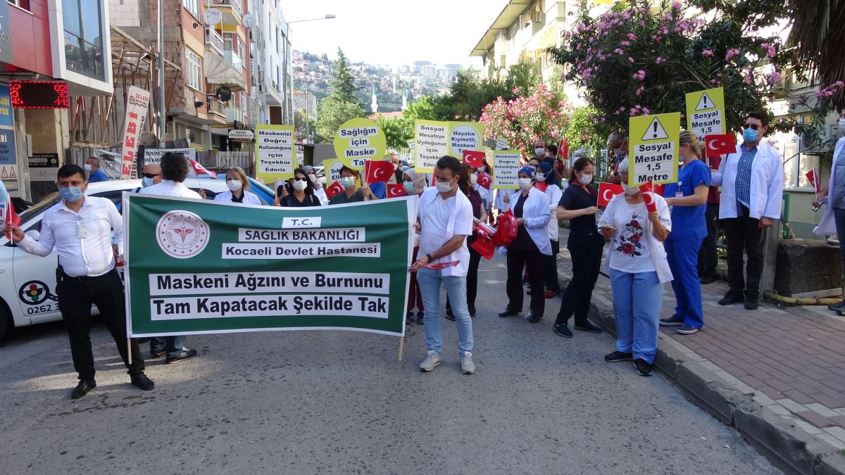 İzmit’te, sağlık çalışanları, maske ve sosyal mesafeye dikkat çekmek için yürüdü