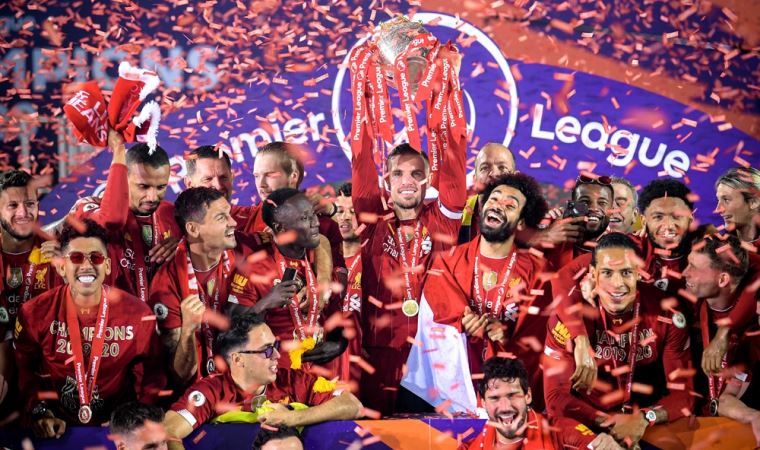 Liverpool şampiyonluk kupasını kaldırdı, pandemi unutuldu