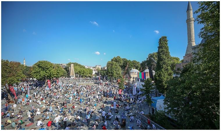 86 yıl sonra namaz için Ayasofya'ya akın ettiler