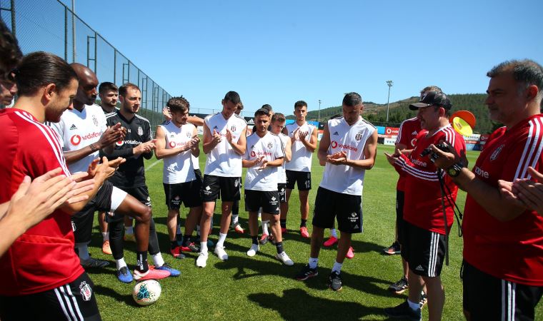 Yıldız futbolcu takım arkadaşlarıyla vedalaştı