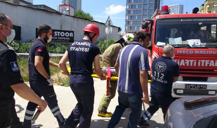 Küçük çocuğun saçları metro istasyonunda yürüyen merdivenlere sıkıştı