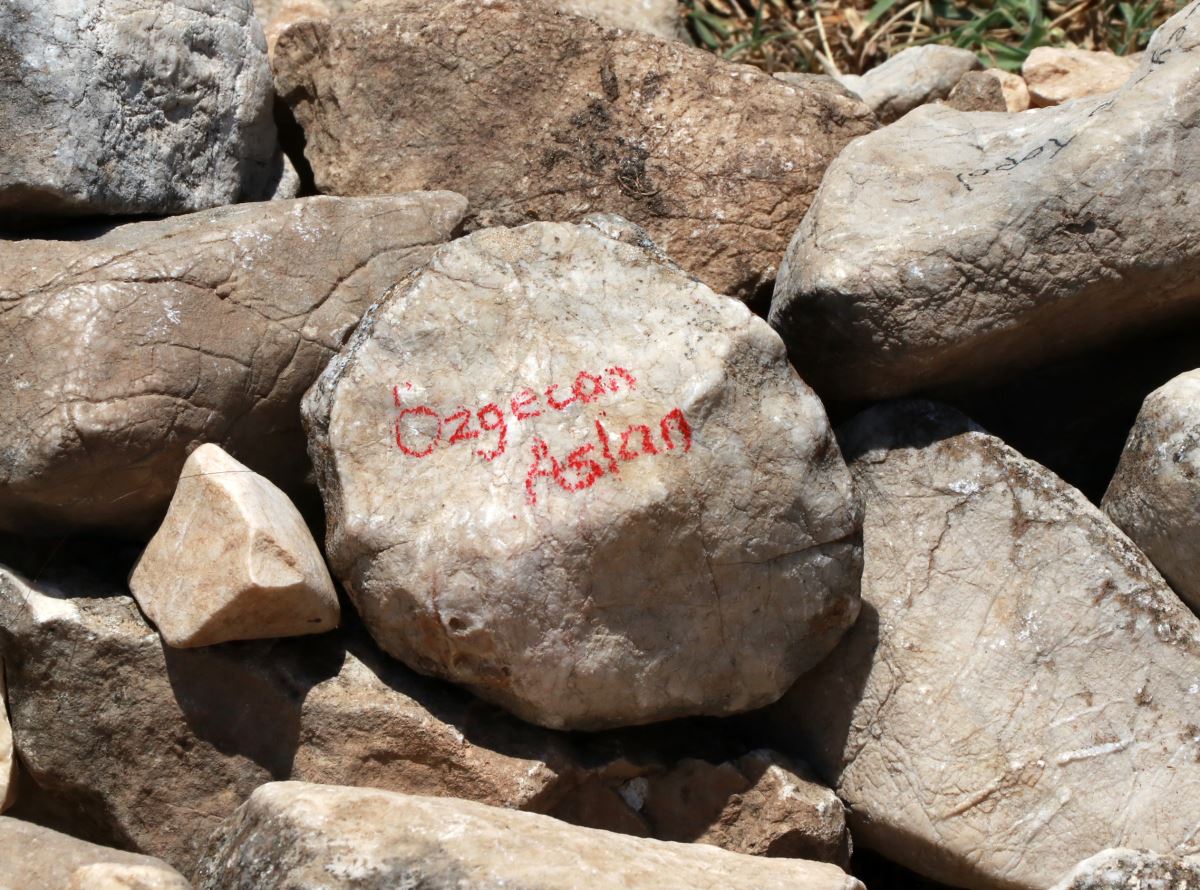 'Çoban ressam' öldürülen kadınlar için taştan heykel yaptı