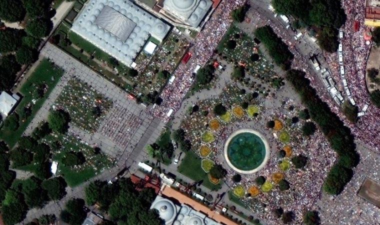 Cuma günü çekilen, Ayasofya kalabalığının uydu fotoğrafları ortaya çıktı