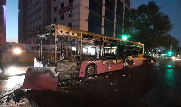 Esenyurt'ta belediye otobüsü kundaklandı, 1 gözaltı