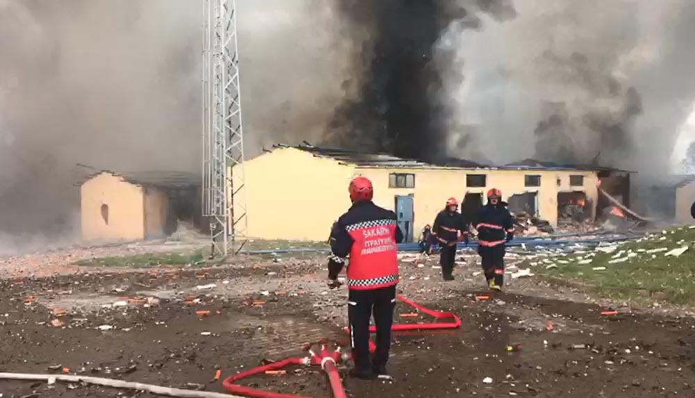 Hendek’te havai fişek fabrikasında patlama olay yerinden kareler