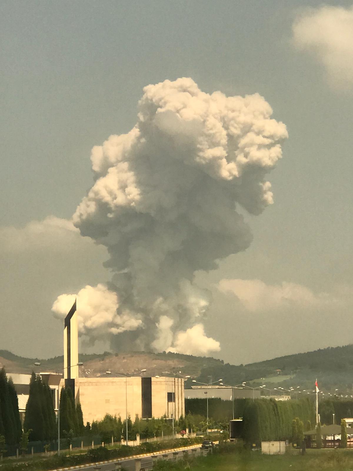 Hendek’te havai fişek fabrikasında patlama olay yerinden kareler