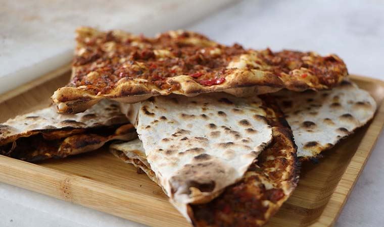 Lezzet kentleri anlaşamıyor: Lahmacun sarımsaklı mı olur soğanlı mı?