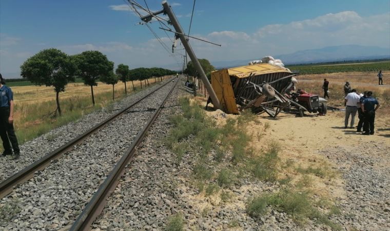 Malatya'da trenin çarptığı römork traktörün üstüne düştü: 1 ölü, 2 yaralı