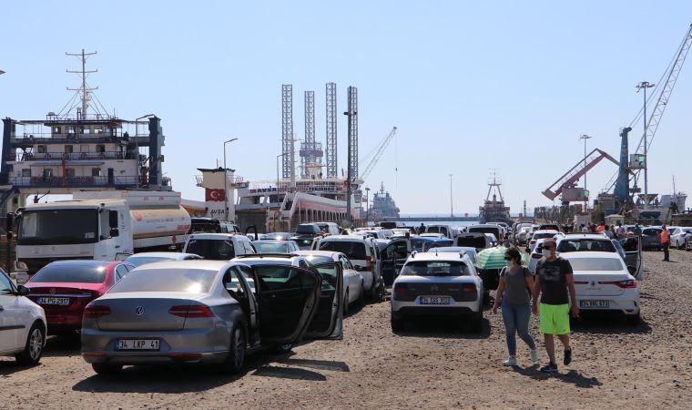 Tekirdağ'da, feribot iskelesinde araç yoğunluğu