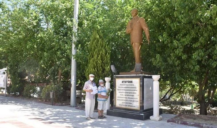 Atatürk anıtına çiçek koymak suç sayıldı!