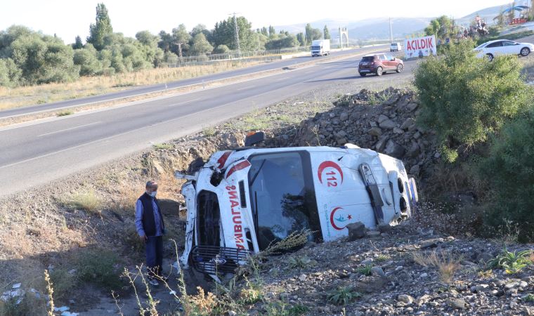 Yozgat’ta ambulans kaza yaptı: 3  sağlık çalışanı yaralandı