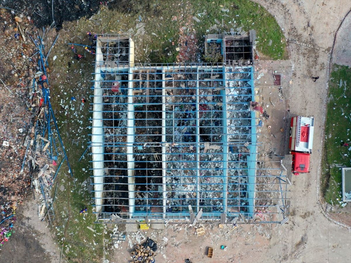 Sakarya'da havai fişek fabrikası: Soğutma ve enkaz kaldırma çalışmaları sürüyor