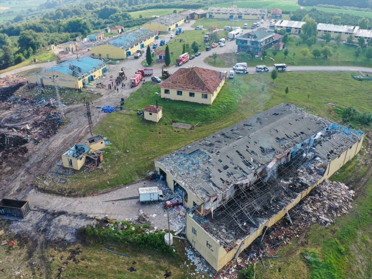 Sakarya'da havai fişek fabrikası: Soğutma ve enkaz kaldırma çalışmaları sürüyor