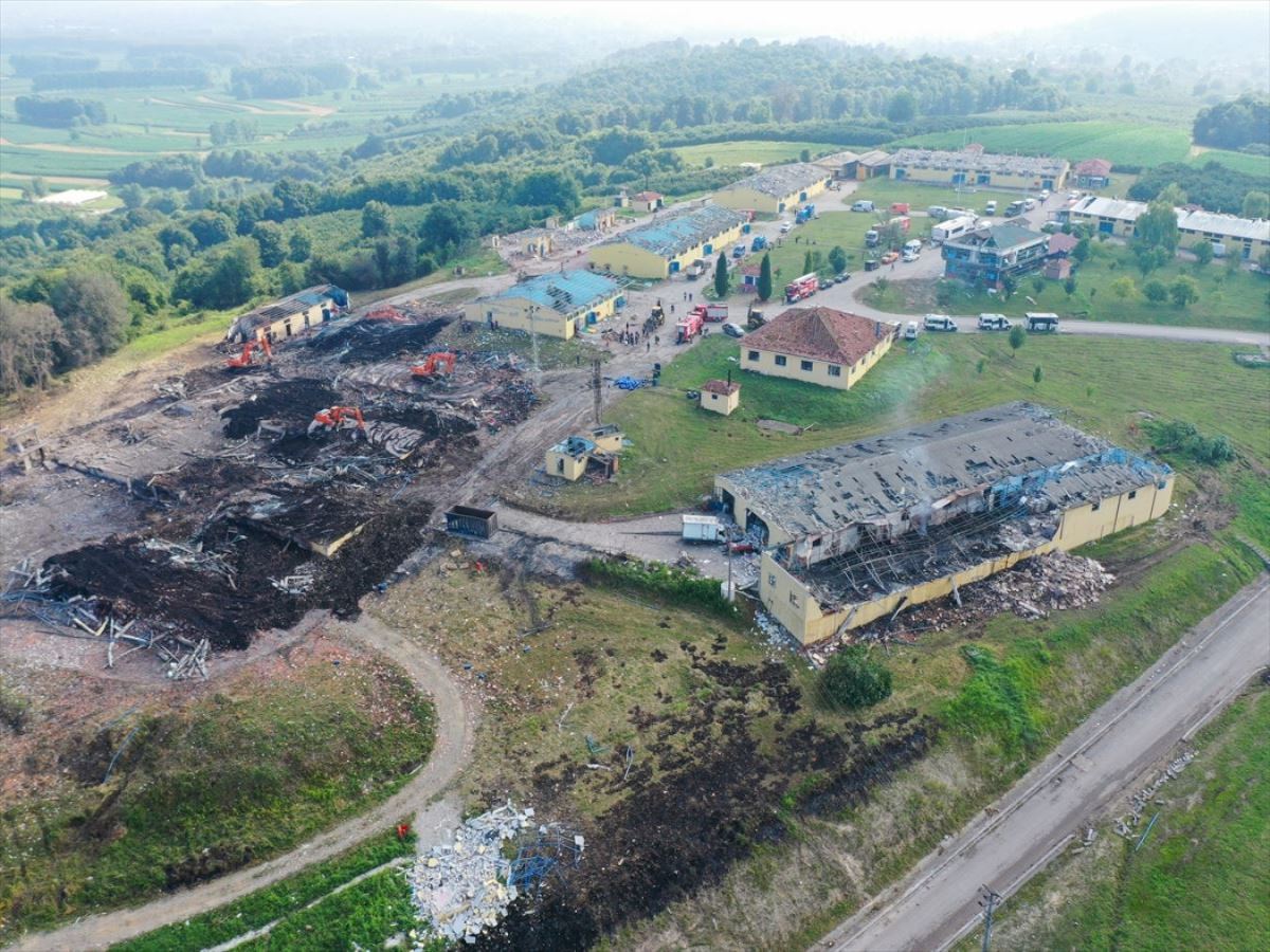 Sakarya'da havai fişek fabrikası: Soğutma ve enkaz kaldırma çalışmaları sürüyor