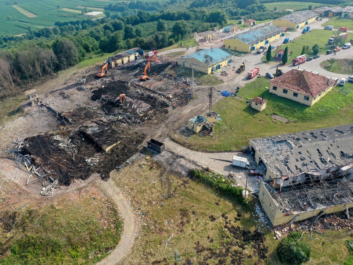 Sakarya'da havai fişek fabrikası: Soğutma ve enkaz kaldırma çalışmaları sürüyor