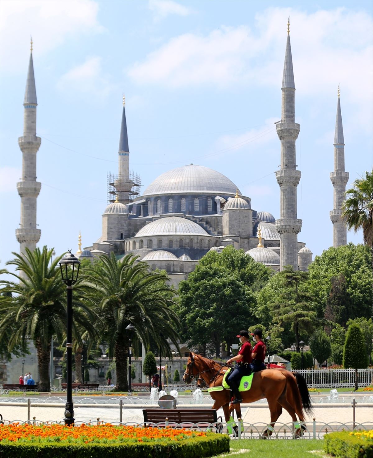 Atlı polisler, Sultanahmet Meydanı'nda devriye gezdi