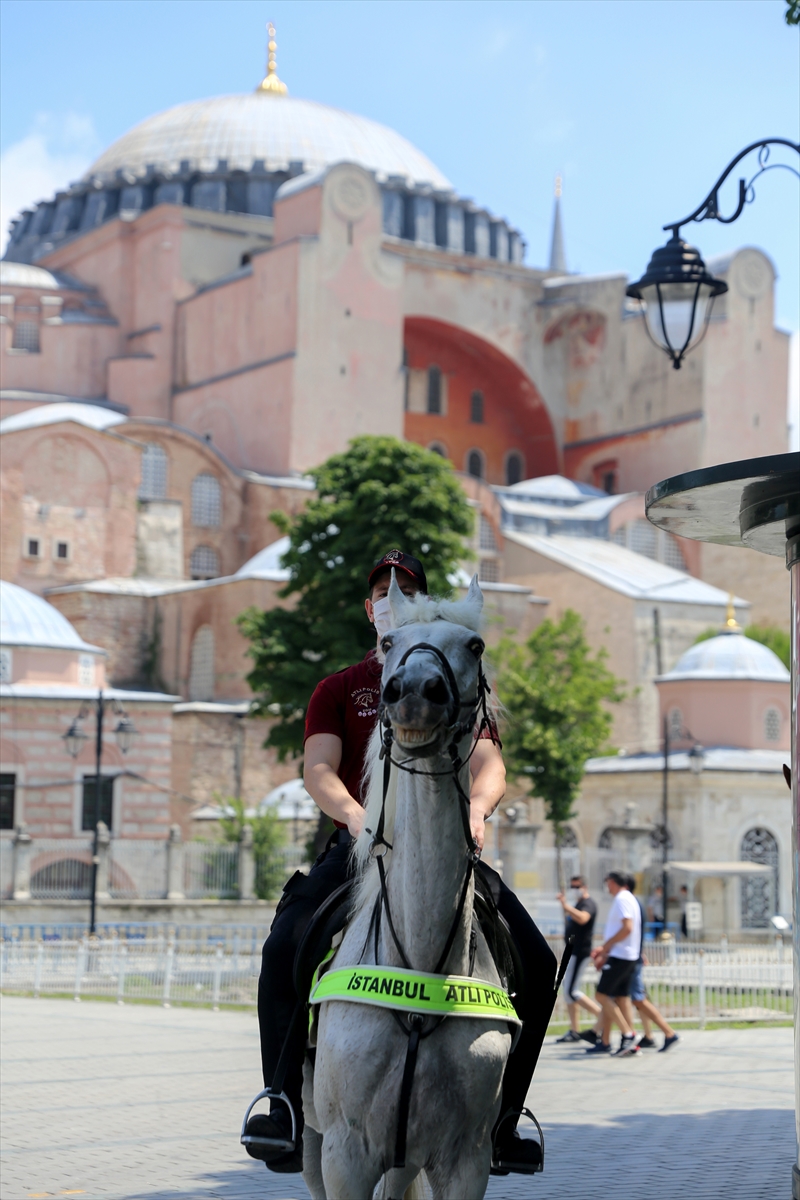 Atlı polisler, Sultanahmet Meydanı'nda devriye gezdi