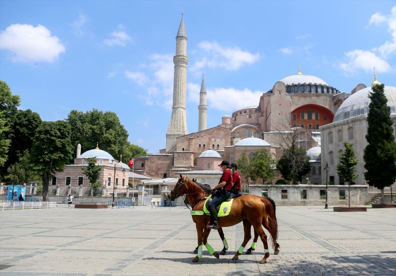 Atlı polisler, Sultanahmet Meydanı'nda devriye gezdi